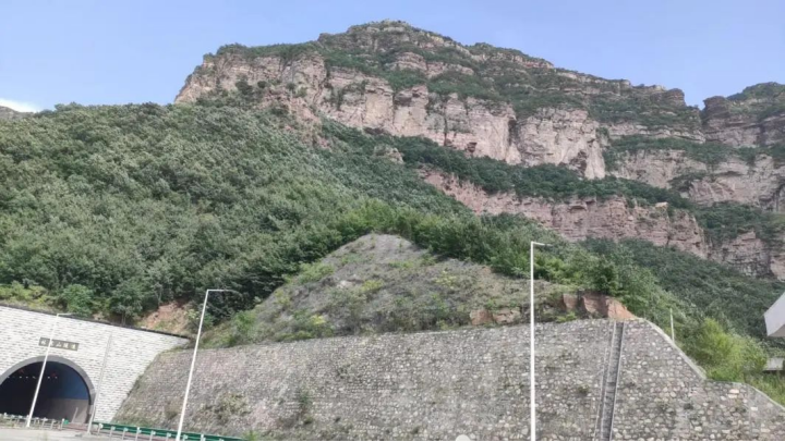 安科瑞交流多回路智能电量采集监控装置在高速公路的应用1074.png